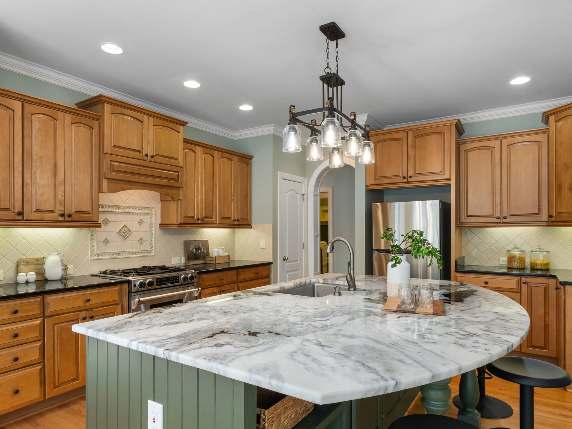 Kitchen with marble and wood — design inspiration
